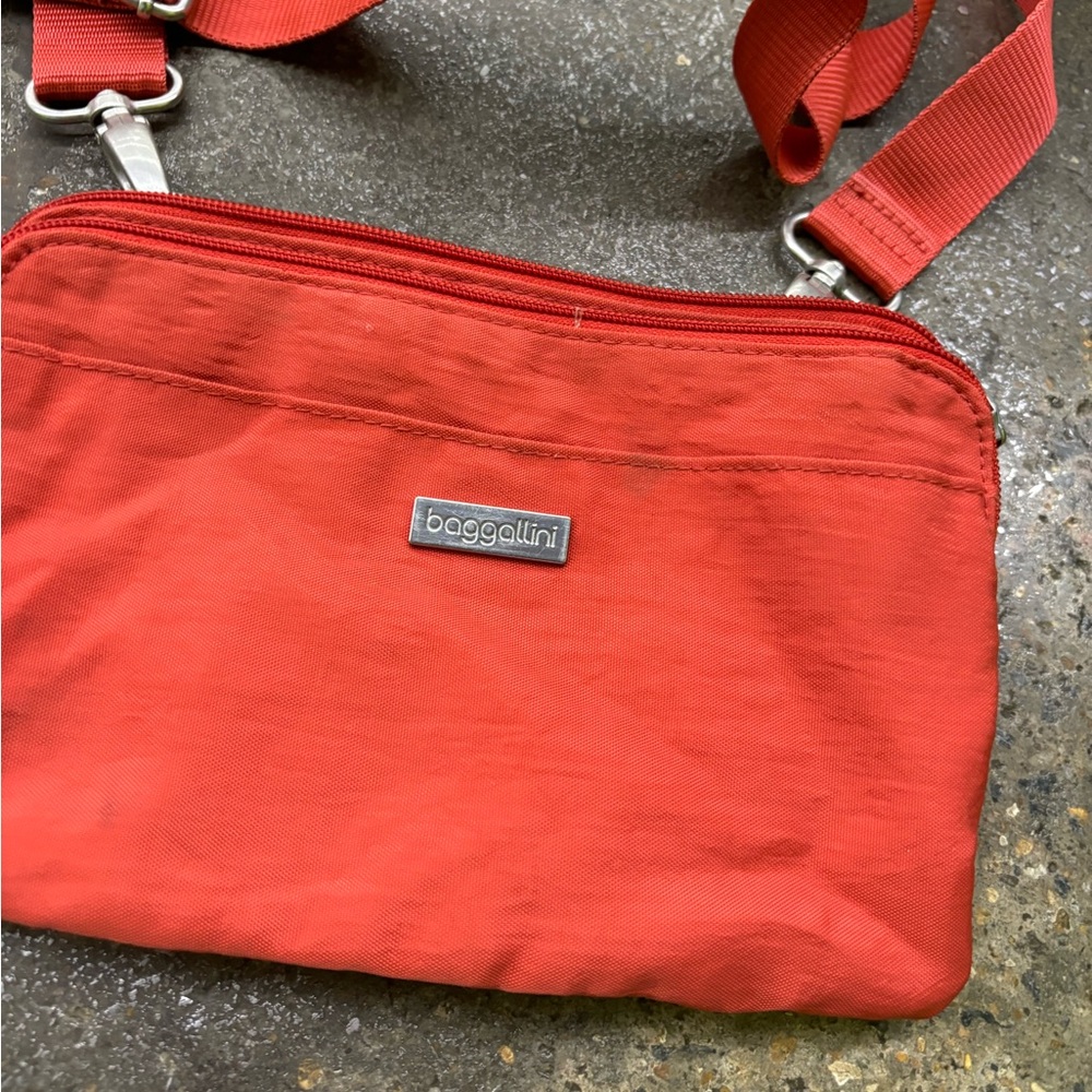 Red Baggallini bag - Picture 3 of 6